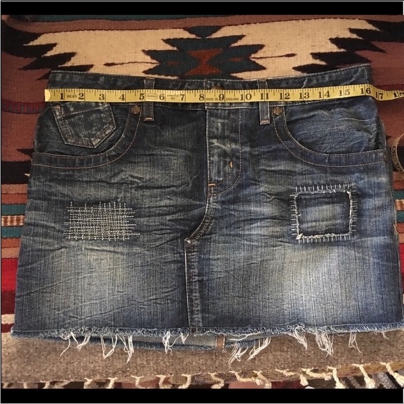 Guess TOMBOY  denim jean faux distressed frayed edges patch mini skirt 27 - Picture 6 of 9